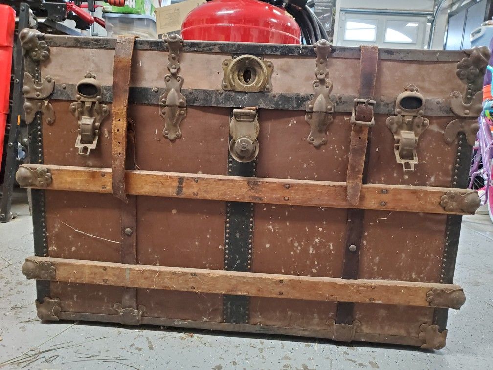 Beautiful Antique Trunk With 2 Drawers