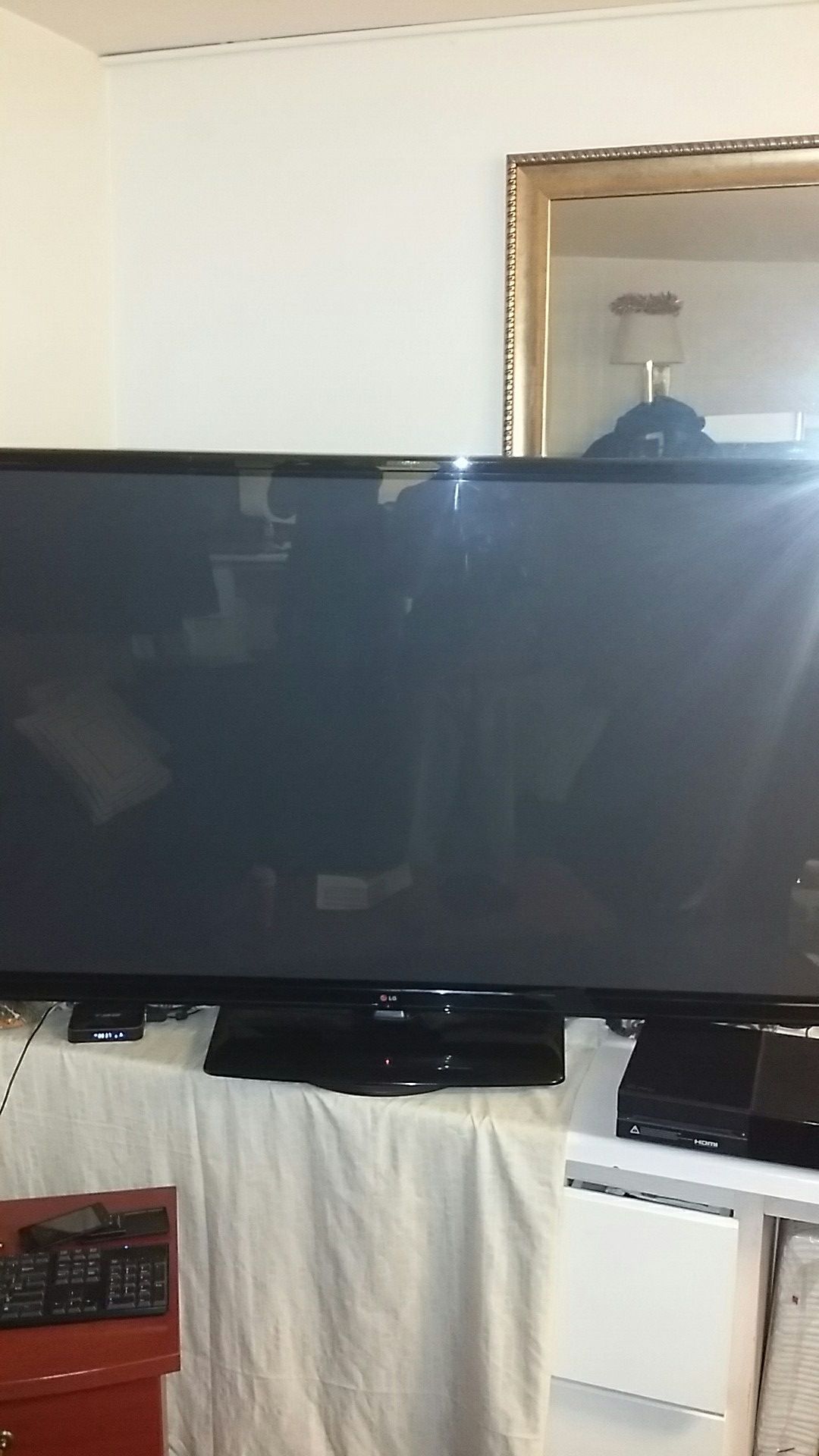 60' LG Tv (it's not a smart tv)