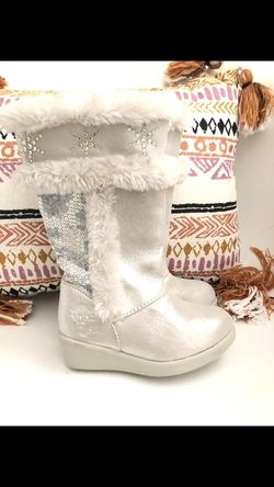 “Frozen” silver boots with fur.