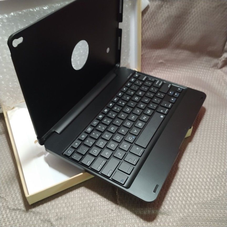 BRAND NEW, ORIGINAL PACKAGING, TABLET CASE WITH KEYBOARD, BLACK