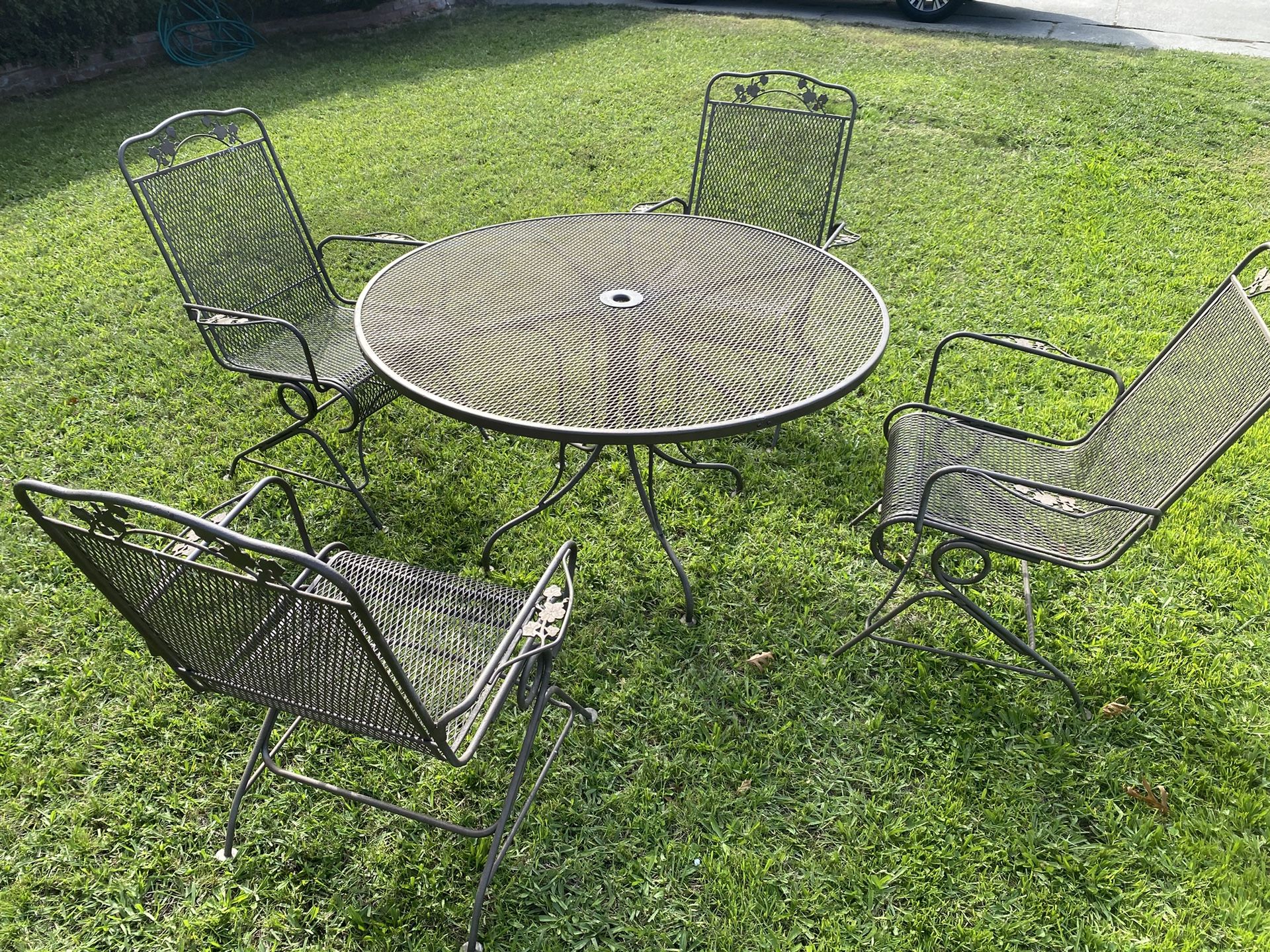 VINTAGE SUNBEAM WROUGHT IRON PATIO SET TABLE WITH 4 ROCKERS