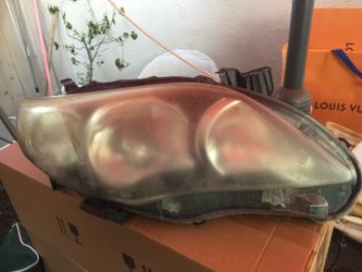 Used passenger side headlight Toyota Corolla 2009-2011 s