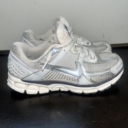 Nike Vomero 5 size 8.5M