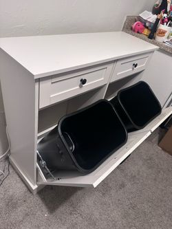 Trash can cabinet