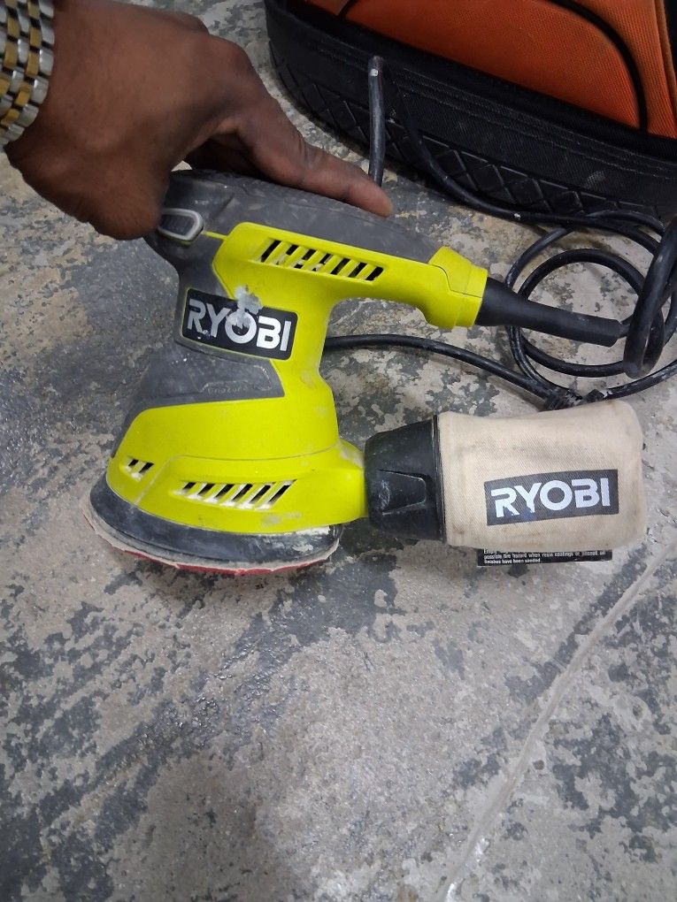 RYOBI SANDING MACHINE