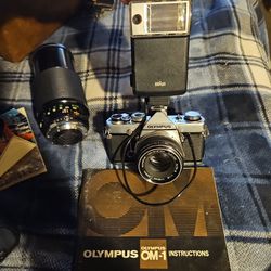 Vintage olympus camera with owner's manual original carrying case, original strap, extra lens and flash