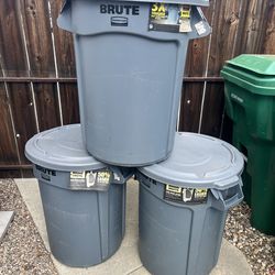 32 Gallon Trash Cans