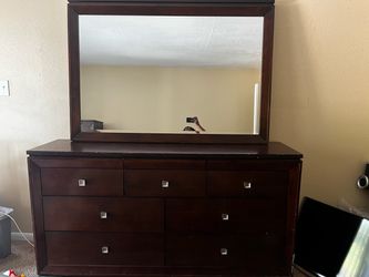 Dresser with 3 jewelry draws