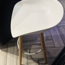 Set Of 4 Bar Stools With Wooden Legs