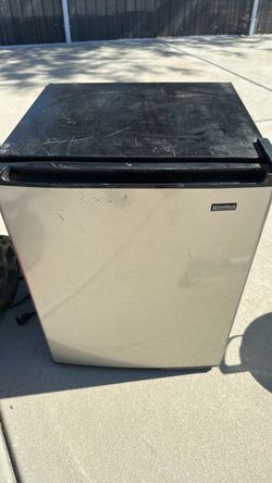 Me more mini fridge