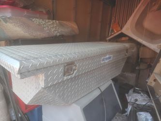 Truck tool box 60x21x13  good condition