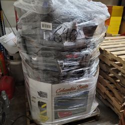 ONE HUGE PALLET OF DYSON, SHARK, BISSEL, HOOVER VSCUUMS $2500