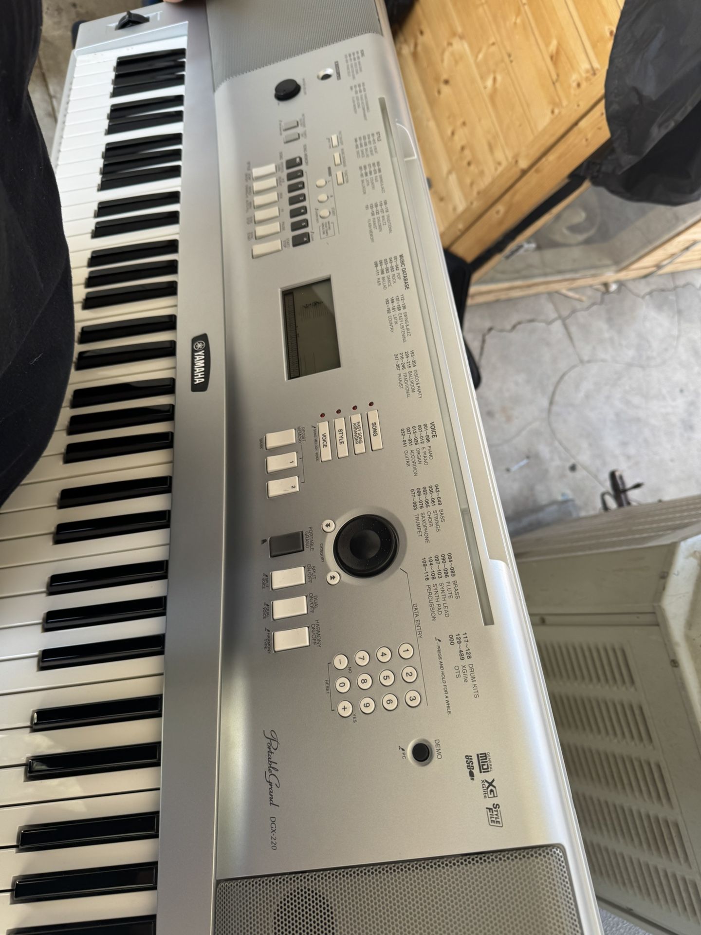 Piano Yamaha Portable Grand Dgx 220
