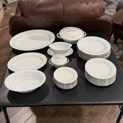 32 piece Noritake 6725 Monaco Japan Plates Gravy Boat Sugar Bowl Serving Platters Serving Bowl  NO CHIPS NO CRACKS PERFECT CONDITION  WILL SELL PIECE