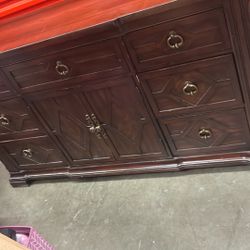 Ur ill 6 foot dresser and mirror and Federal