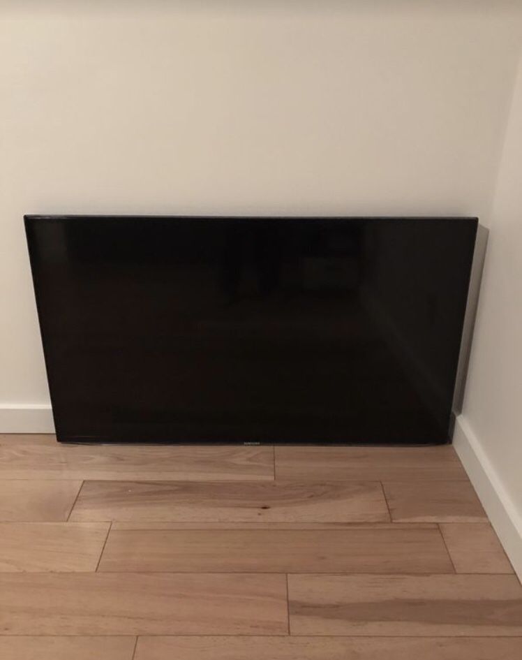 Samsung 50 inch TV with remote and stand