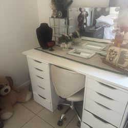 vanity table and mirror 