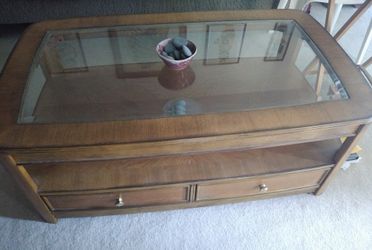 Beautiful 2 storey coffee table with glass top