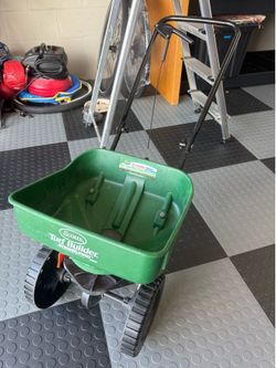 Scotts Turf Builder EdgeGuard Broadcast Spreader