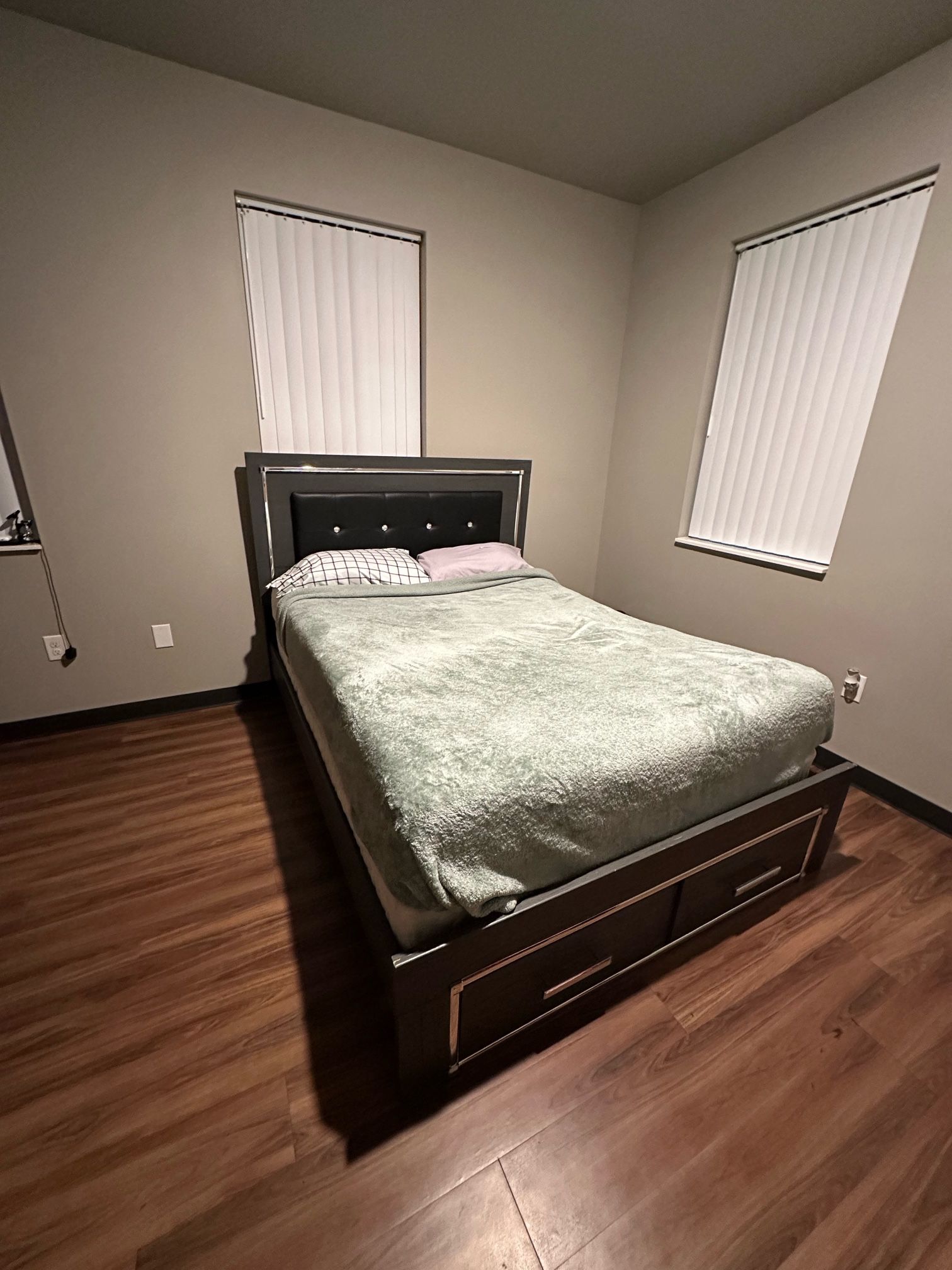 Lodanna Queen Panel Bed With 2 Storage Drawers 