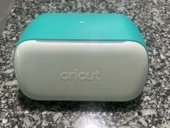 Cricut Ultimate Starter Bundle PRICE NEGOTIABLE . Need gone asap