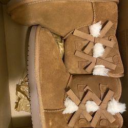 Never Worn  Kookaburra UGGS Size 3 In Kids 