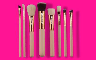 LA Makeup brush set 8pcs includes eyebrush. Lips. Blending. Foundation powder Highlighter 😍👍