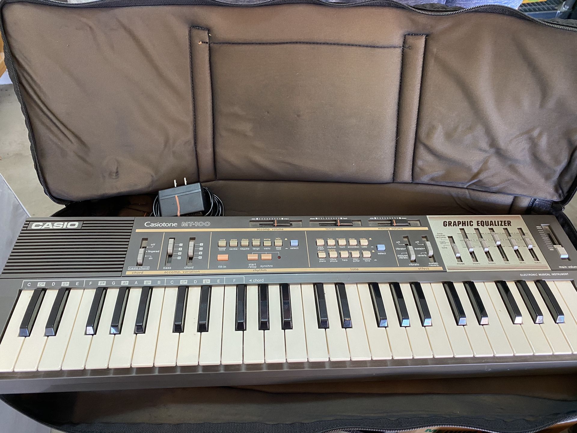 Casio keyboard MT-100 with stand/ music holder/case