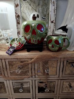 Disney Villains Poison Apple Set