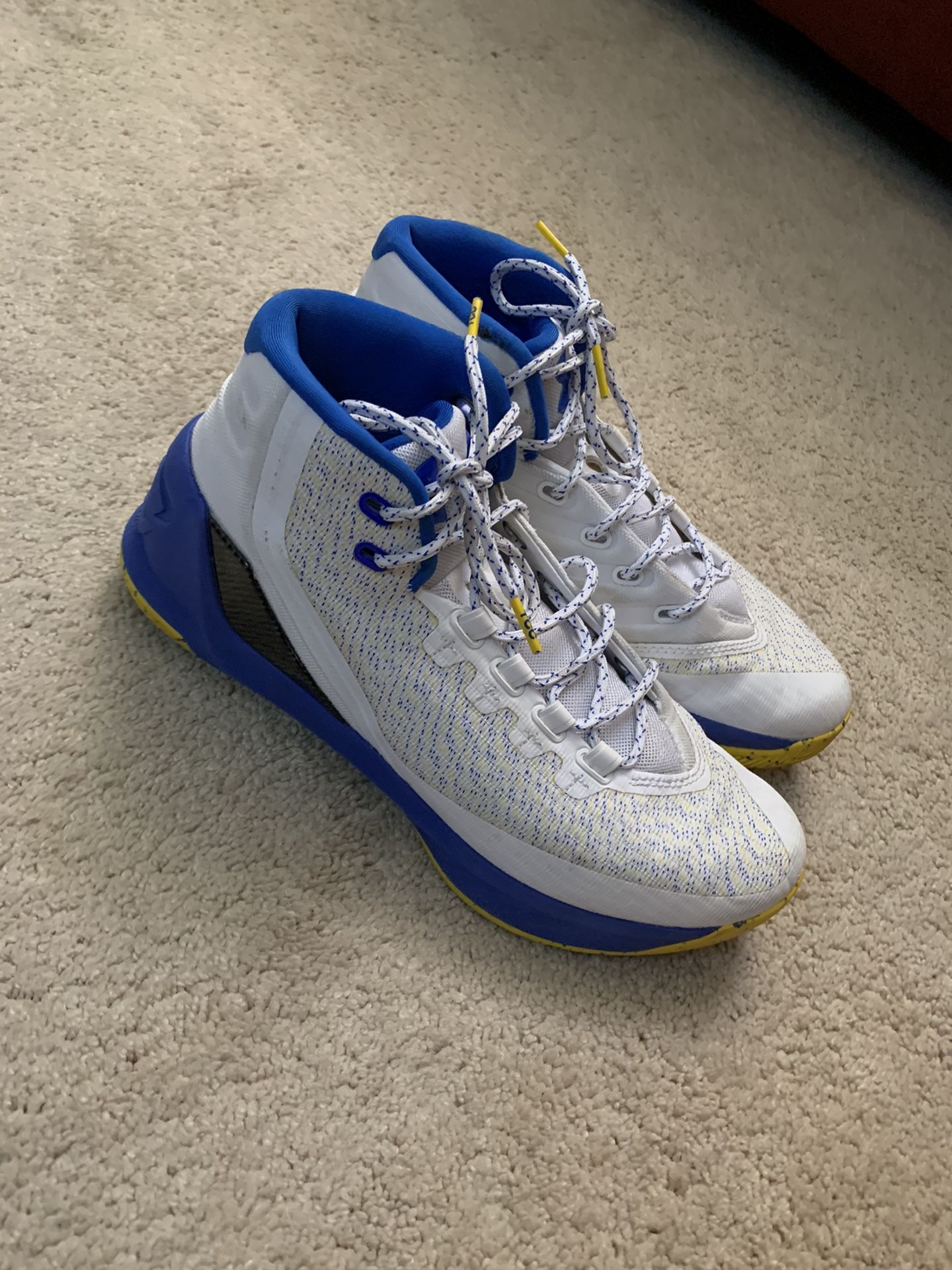UNDER ARMOUR CURRY BASKETBALL SHOES