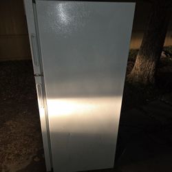Vendo refrigerador Hotpoint blanco con congelador superior en excelentes condiciones. Funciona al 100%, enfría y congela perfectamente.
​Marca: Hotpoi