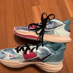 Nike Kyrie Irving - Size 8