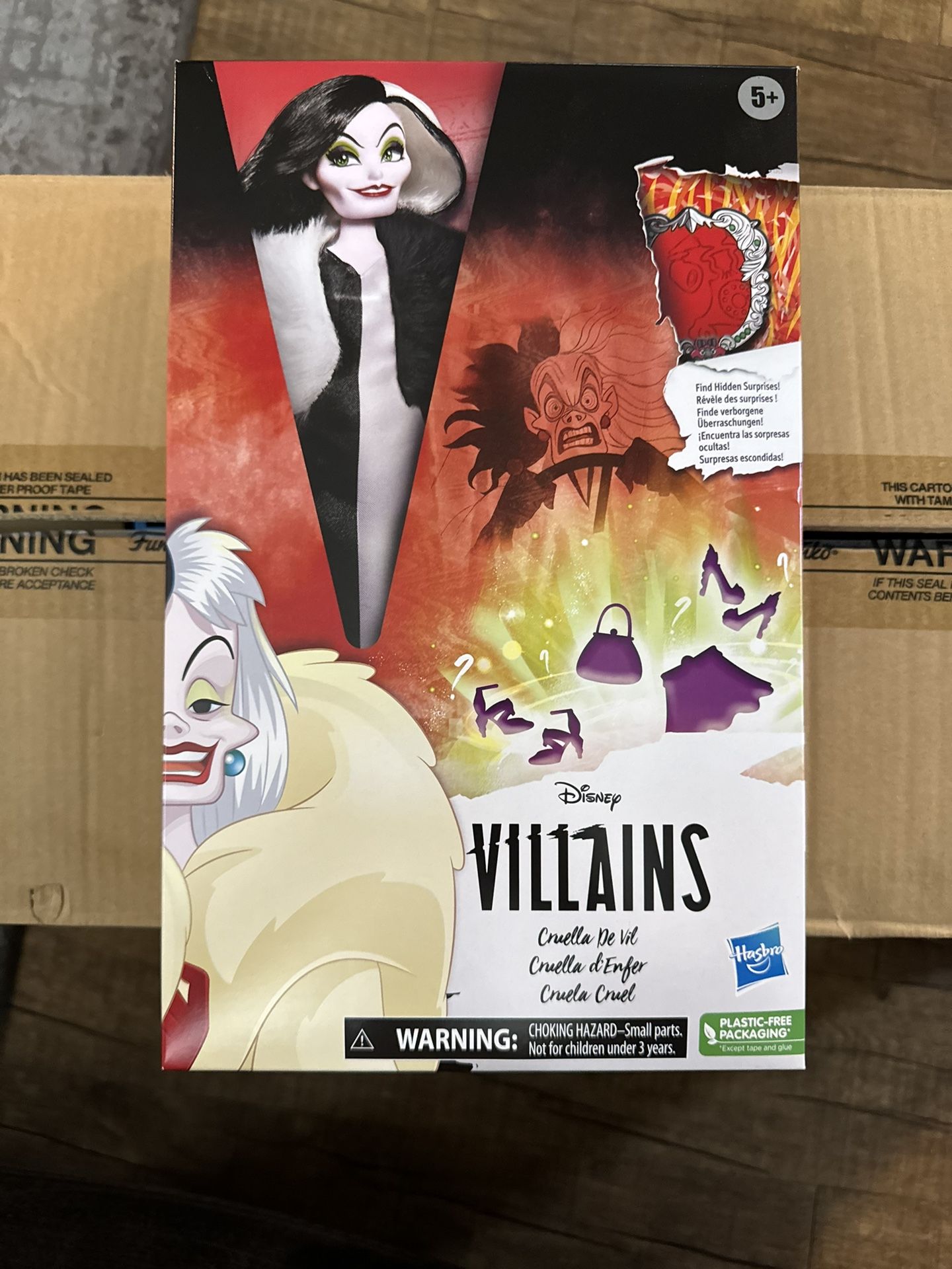 Disney Villains CRUELLA DE VIL Fashion Doll with Accessories Brand New Sealed.