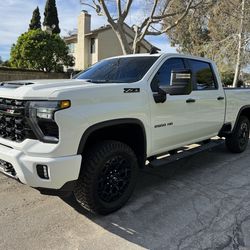 2024 Chevrolet Silverado 2500hd only 6k miles