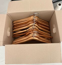 Percheros de madera. 20 unidades