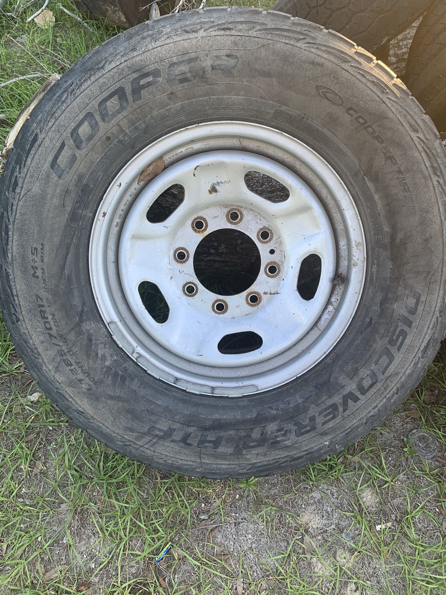 8 (8 Lug) Ford 17in Rims And Used Tires