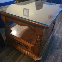 table whit glass