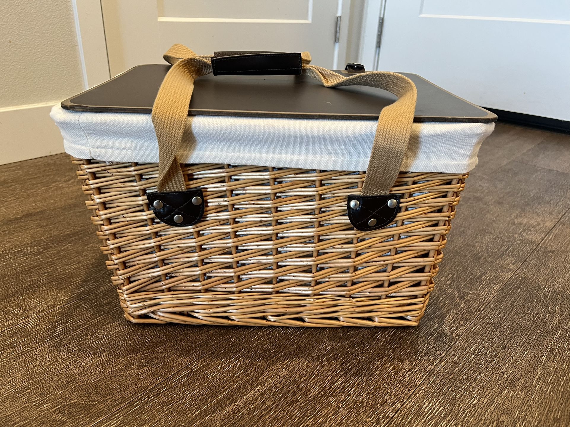 Wicker Picnic Basket With Lid