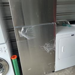 Samsung 28” Stainless Steel Top Freezer Fridge! Scratch And Dent