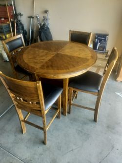 Pub Style Countertop Dining Set..Table..38 Inch Round with 4 Chairs..Good Shape