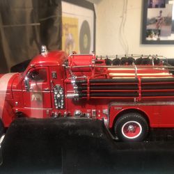 1/24  Road Signature 1958 Desgrave 750 Fire Engine Truck Red With Accessories  Die Cast Car Model
