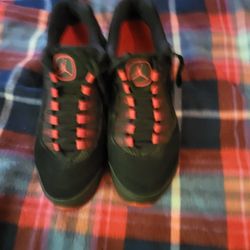 SIZE 10 MENS AIR JORDAN  CMFT AIR MAX 10  BLACK RED  