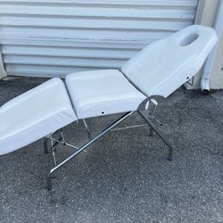 White Adjustable Chrome Base Massage Facial Tattooing Chair Lounge Bed! Light cosmetic wear. Delivery Available Flat 72x25x30in