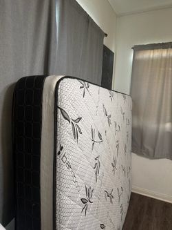 Queen frame whit mattress