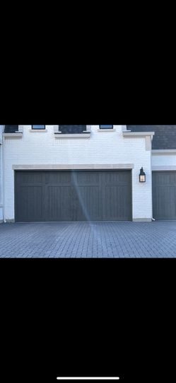 Puerta  Para Una Cochera De Dos  Instalada  De Madera Ya Pintada 