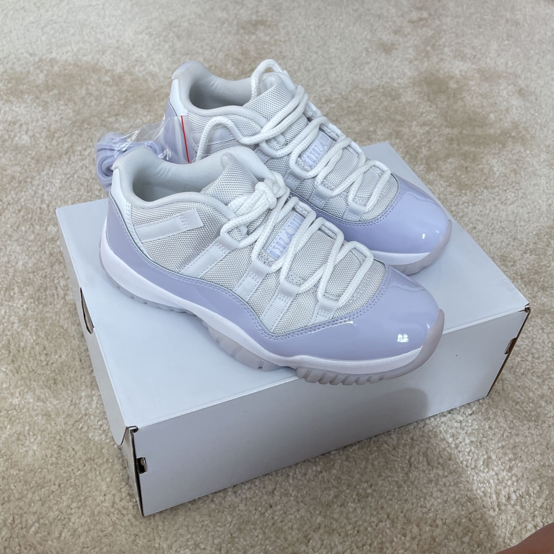 Violet jordan 11 Low