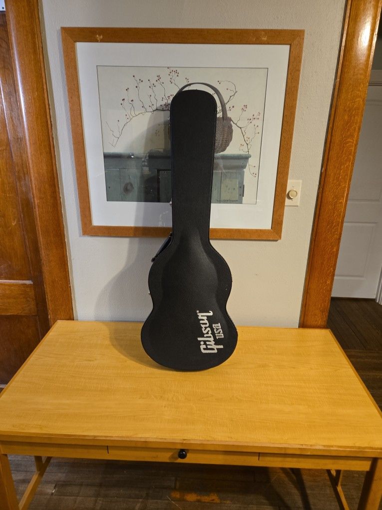 Gibson Guitar Case Slightly Used