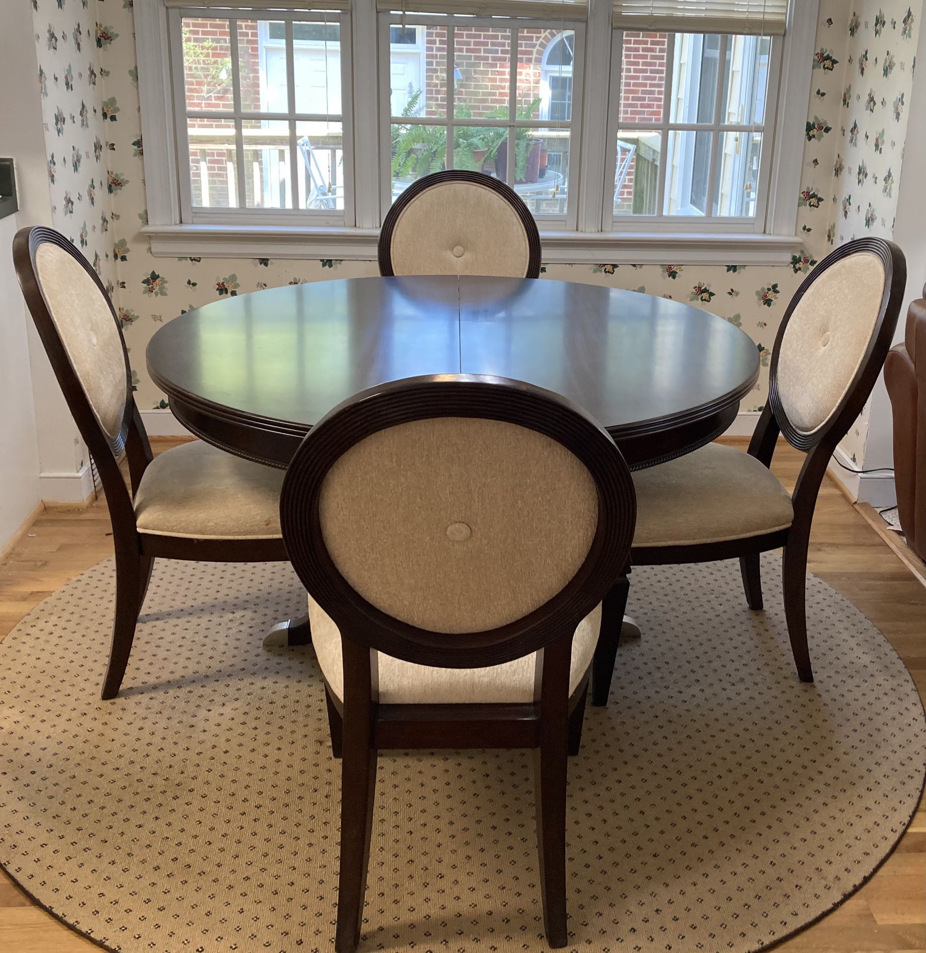 Round Table And 4 Chairs And Leaf 