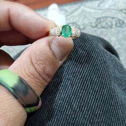 Ladies 14k Size 7 Colombian Emerald And Baguette Diamond Ring