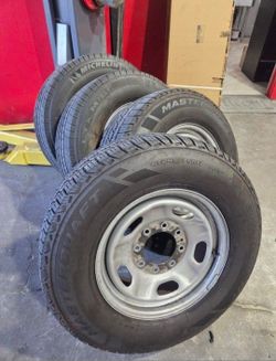 Ford F250 8 Lug Wheels And Tires 245 / 75 / 17